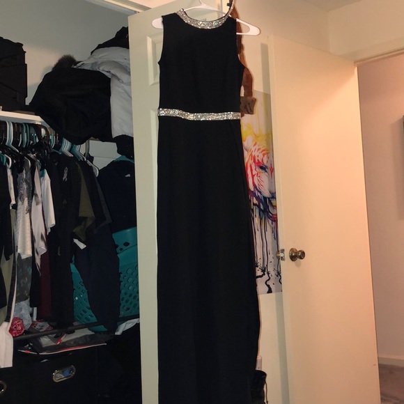 Black gown - Picture 3 of 4